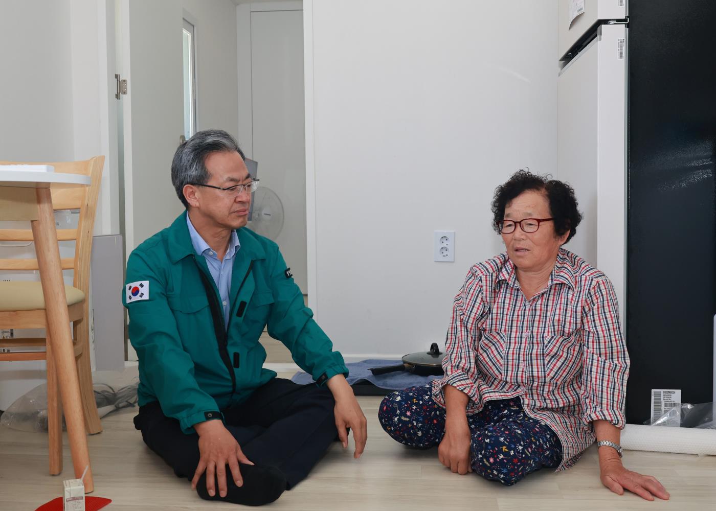1-4 사진(영양군수, 폭염 대응 위한 무더위쉼터 및 산불피해지역 임시조립주택 현장점검 실시).jpg
