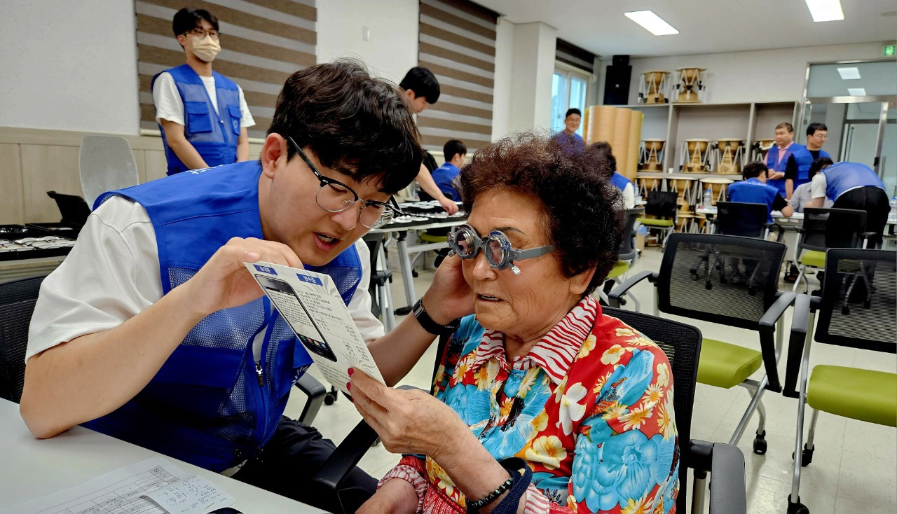 0717 다비치안경 봉사단, 산불 이재민 대상 맞춤형 안경나눔 봉사활동 실천 (2).jpg