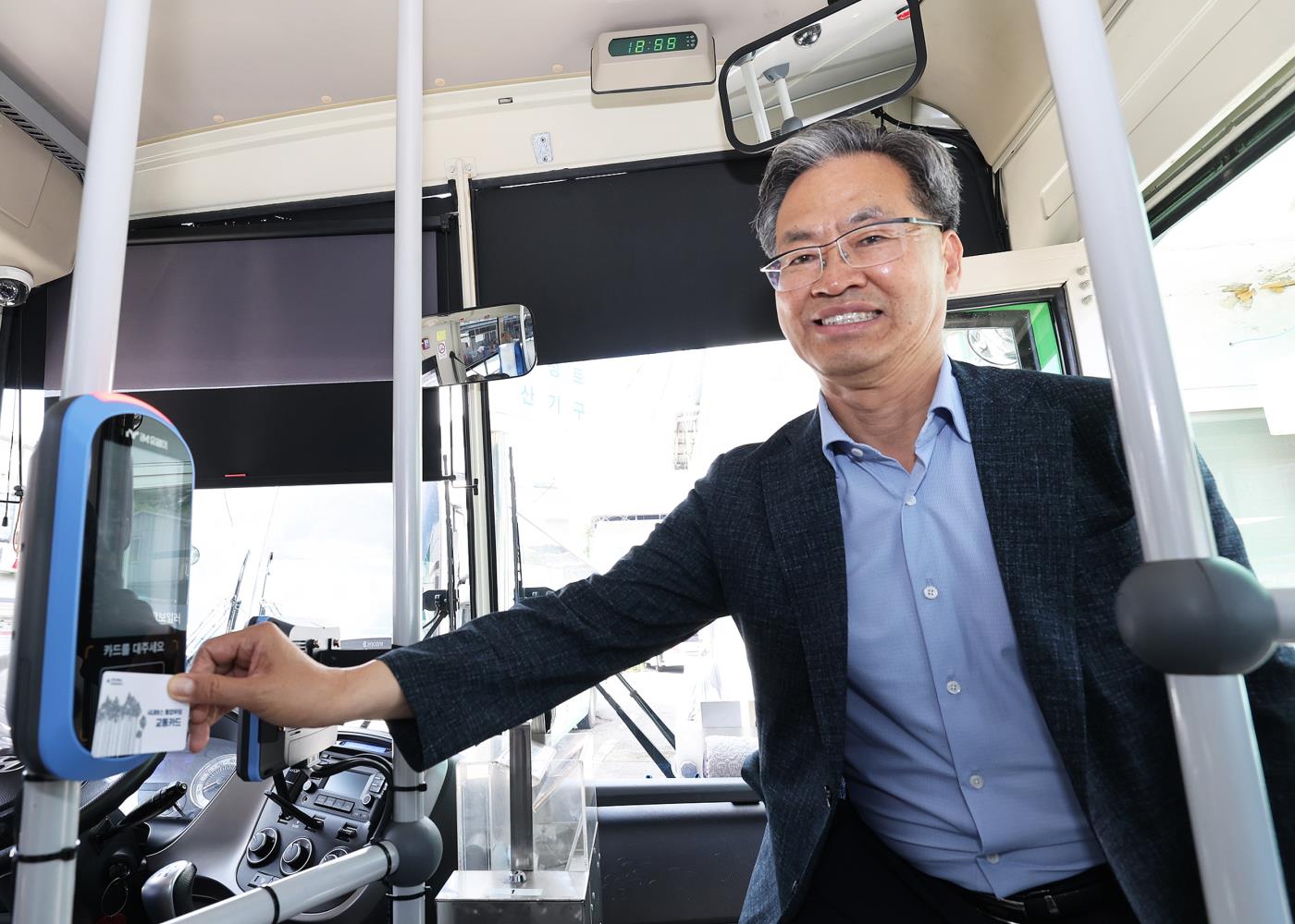 1-2 사진(70세이상 어르신 대중교통무임승차 시행 전 사전 점검).jpg
