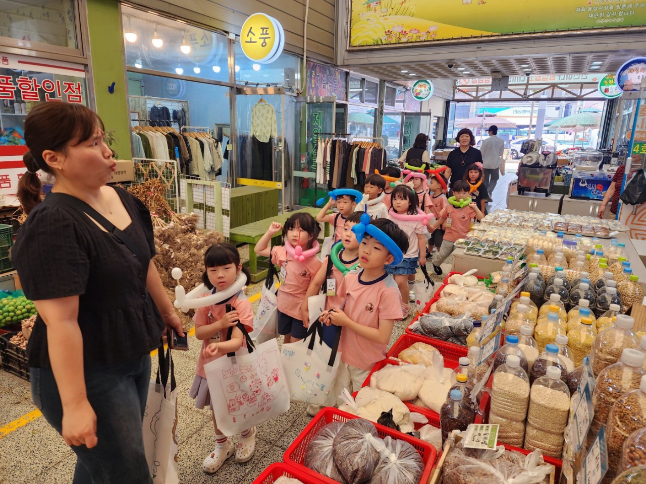 0629 용상공설시장 ‘어린이 장보기 체험행사’ 진행 (2).jpg
