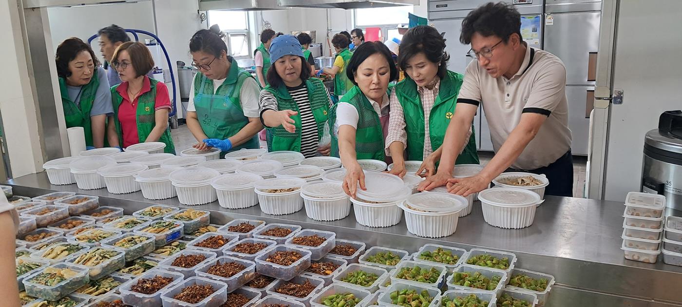 0715 용상동 새마을부녀회, 사랑의 반찬 나눔 행사 진행 (2).jpg